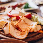 Ako nasoliť bravčovú masť ukrajinským spôsobom v nádobe: budete ju môcť jesť perami Ako nasoliť bravčovú masť ukrajinským spôsobom v nádobe: budete ju